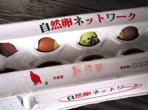 このカラフルな卵ケースも名越さんのオリジナル